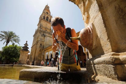 A tourist in Crdoba, which is on orange alert for the heatwave.