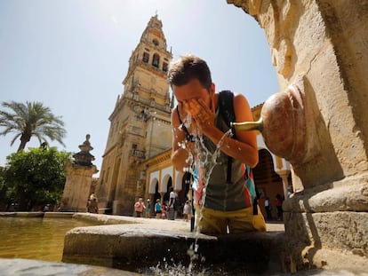 A tourist in Córdoba, which is on orange alert for the heatwave.