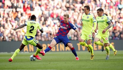 El barcelonista de Jong disputa el balón con Djene Dakonam.