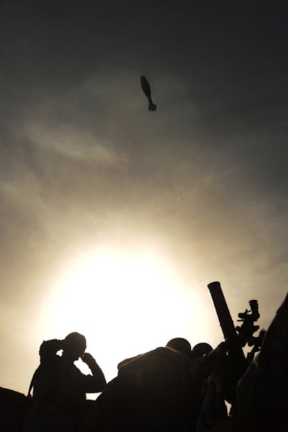 Soldados del Ejército afgano disparan un mortero en Kandahar.