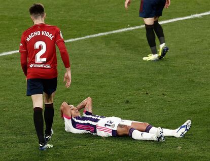 Nacho Vidal observa que Orellana se lamenta en el suelo durante el partido entre Osasuna y Valladolid este sábado en El Sadar.