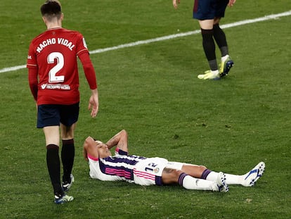 Nacho Vidal observa que Orellana se lamenta en el suelo durante el partido entre Osasuna y Valladolid este sábado en El Sadar.