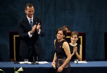 La economista francesa Esther Duflo tras recibir de manos del rey Felipe VI el Premio Princesa de Asturias de Ciencias Sociales.