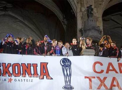 Los jugadores del Tau Cerámica celebran el título ante su afición