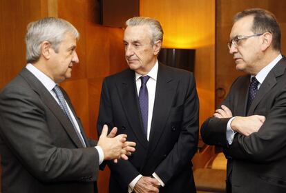 Javier Cuesta Nuin, presidente de Correos; José María Marín Quemada, presidente, CNMC.y jorge Rivera director adjunto, EL PAÍS.
