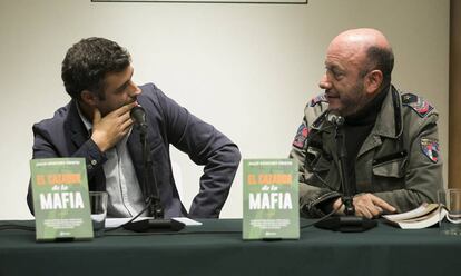 Nacho Carretero y Julio S&aacute;nchez Cristo, durante la presentaci&oacute;n del libro &#039;El cazador de la mafia&#039;, escrito por este &uacute;ltimo.