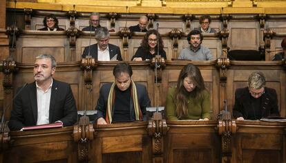 Jame Collboni (PSC) i Jaume Asens i Janet Sanz (BComú), en un moment de l'últim Ple.