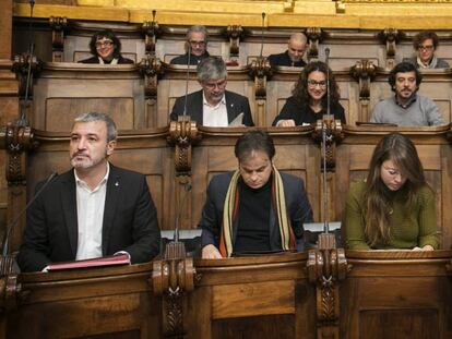 Jame Collboni (PSC) i Jaume Asens i Janet Sanz (BComú), en un moment de l'últim Ple.