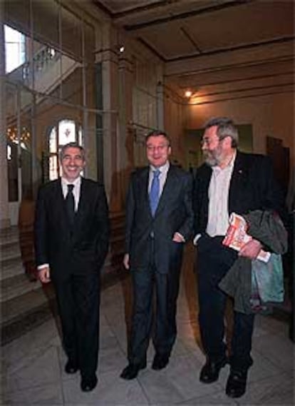 Gaspar Llamazares, José Blanco y Cándido Méndez, ayer, en el Círculo de Bellas Artes, donde se presentó el documento de UGT.