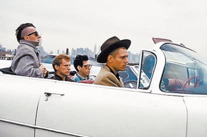 Diferentes momentos de las giras estadounidenses de The Clash. Los componentes del grupo dando una vuelta en coche.