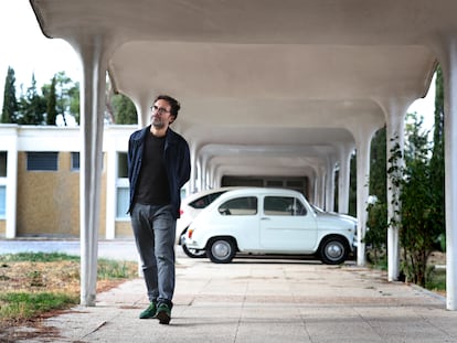 Elías León Siminiani, en la Facultad de Estadística de la Universidad Complutense de Madrid, obra de Miguel Fisac.