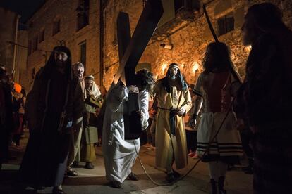 Participantes en las celebraciones del Jueves Santo, en Verges (Girona). Forman parte de una procesión que representa el camino de Jesús al Calvario. Le sigue la Dança de la Mort, con diez bailarines disfrazados de esqueletos. La Dança de la Mort es un baile tradicional celebrado en el municipio por Jueves Santo en el que algunos grupos de personas caracterizadas de esqueletos bailan al son de un tabal.