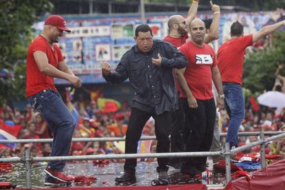 El presidente de Venezuela, Hugo Chávez, baila en su mitin de cierre de campaña en Caracas, Venezuela, como forma de acercarse a la juventud. Chavez consiguió la reelección tras vencer al candidato opositor Henrique Capriles en las elecciones presidenciales del 7 de octubre.