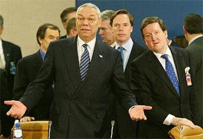 Colin Powell gesticula junto al secretario general de la OTAN, George Robertson, ayer en Bruselas.