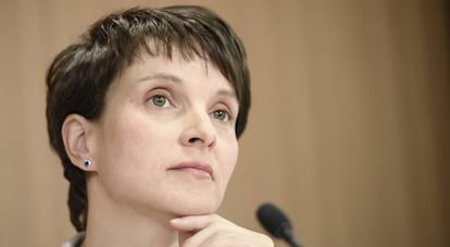 La l&iacute;der de AfD, Frauke Petry, ofrece una rueda de prensa para presentar su programa electoral en Berl&iacute;n, a principios de marzo.