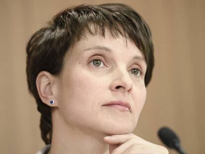 La l&iacute;der de AfD, Frauke Petry, ofrece una rueda de prensa para presentar su programa electoral en Berl&iacute;n, a principios de marzo.