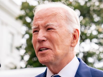 Joe Biden, este miércoles al salir de la Casa Blanca, con las marcas visibles en la cara de las cintas de la máquina para respirar.