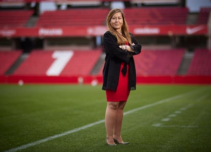 Patricia Rodríguez, directora general del Granada, posa en el Estadio Nuevo Los Cármenes.