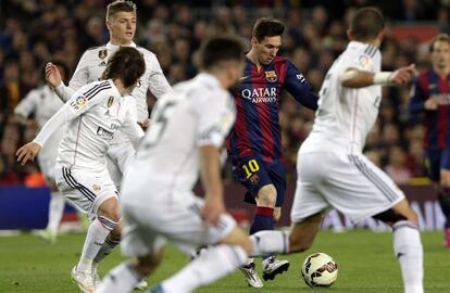 Messi, envoltat de defensors del Madrid.