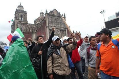 La policía mexicana ha desalojado hoy el Zócalo, la principal plaza del centro de México, donde miles de maestros mantenían una acampada de protesta desde hace un mes.