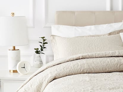 Elegimos una colcha de entretiempo para la cama de la firma Amazon Basics, idónea para la época otoñal y con un diseño elegante y discreto.