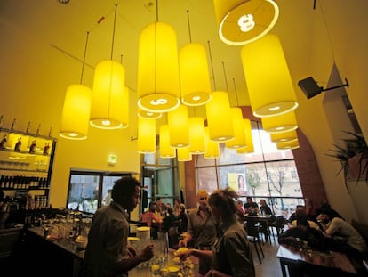 Barra del Café Halle, en el Museumsquartier, en el animado distrito 7 de Viena.
