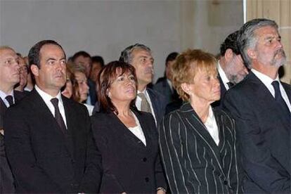 De izquierda a derecha, los ministros Bono y Narbona, la vicepresidenta María Teresa Fernández de la Vega y el presidente del Congreso, Manuel Marín.