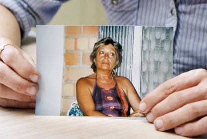 Un familiar de Carmen Mesa muestra una fotografía de esta.