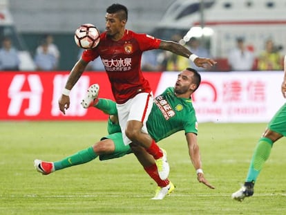 Paulinho controla el bal&oacute;n en un duelo de la lia china.