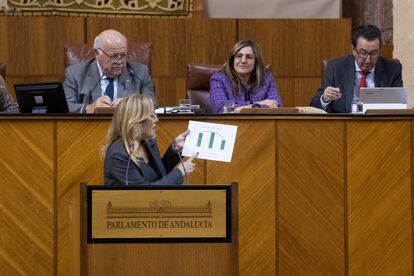 La Consejera de Economía, Hacienda y Fondos Europeos, Carolina España, muestra un gráfico a la bancada socialista, este miércoles en el Parlamento de Andalucía, en Sevilla.