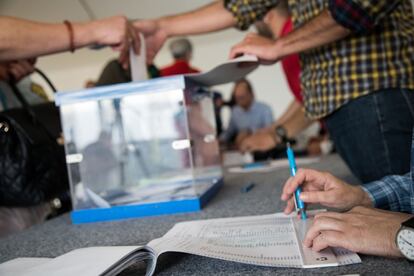 Momento electoral en un colegio de Galicia