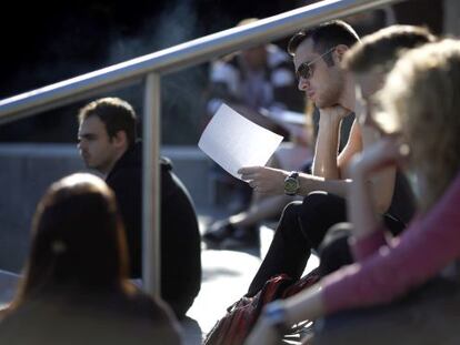 Unos alumnos repasan antes de un examen de Selectividad en Madrid.