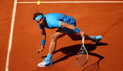 Nadal devuelve la pelota ante Kuznetsov.