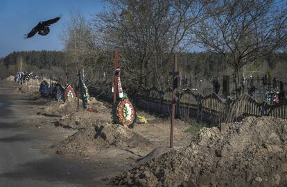 Tumbas en el cementerio en la ciudad de Bucha. Las fuerzas armadas ucranias han acusado a Moscú de desplegar lanzaderas Iskander-M, preparadas para disparar misiles balísticos de corto alcance, a unos 60 kilómetros de la frontera, en la región rusa de Belgorod.