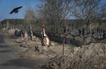 Tumbas en el cementerio en la ciudad de Bucha. Las fuerzas armadas ucranias han acusado a Moscú de desplegar lanzaderas Iskander-M, preparadas para disparar misiles balísticos de corto alcance, a unos 60 kilómetros de la frontera, en la región rusa de Belgorod.