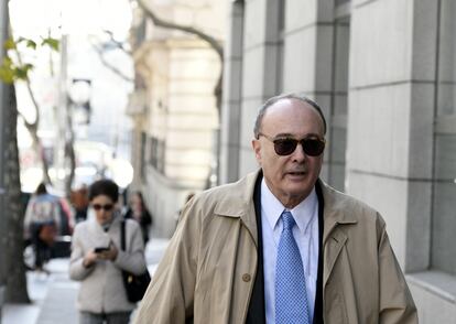 El exgobernador del Banco de España Luis María Linde a su llegada a la Audiencia Nacional para declarar como testigo por el caso del Banco Popular, en Madrid