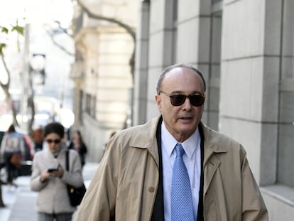 El exgobernador del Banco de España Luis María Linde a su llegada a la Audiencia Nacional para declarar como testigo por el caso del Banco Popular, en Madrid