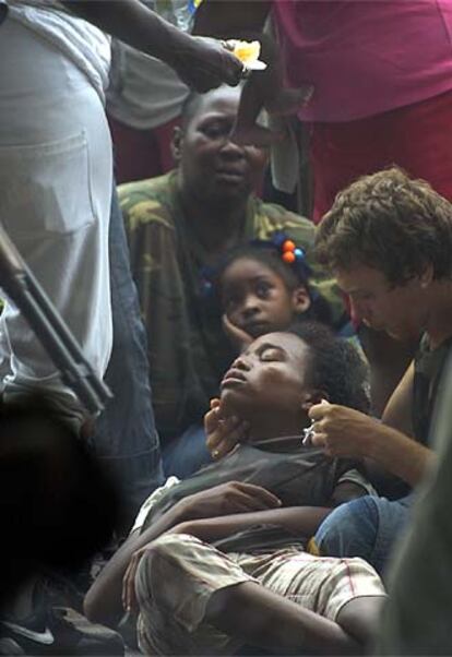 Una refugiada recibe atención médica en los alrededores del Superdome de Nueva Orleans poco antes de morir.