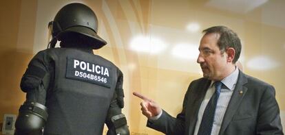 Ramon Espadaler ense&ntilde;a el nuevo chaleco identificativo de los Mossos.