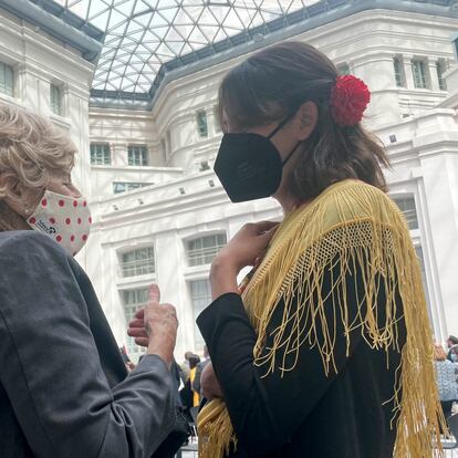 Carmena (izquierda) junto a Rita Maestre (Más Madrid), líder de la oposición en el Ayuntamiento