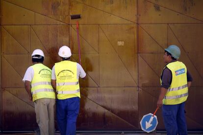 Trabajadores en una obra de Madrid en julio de 2015.