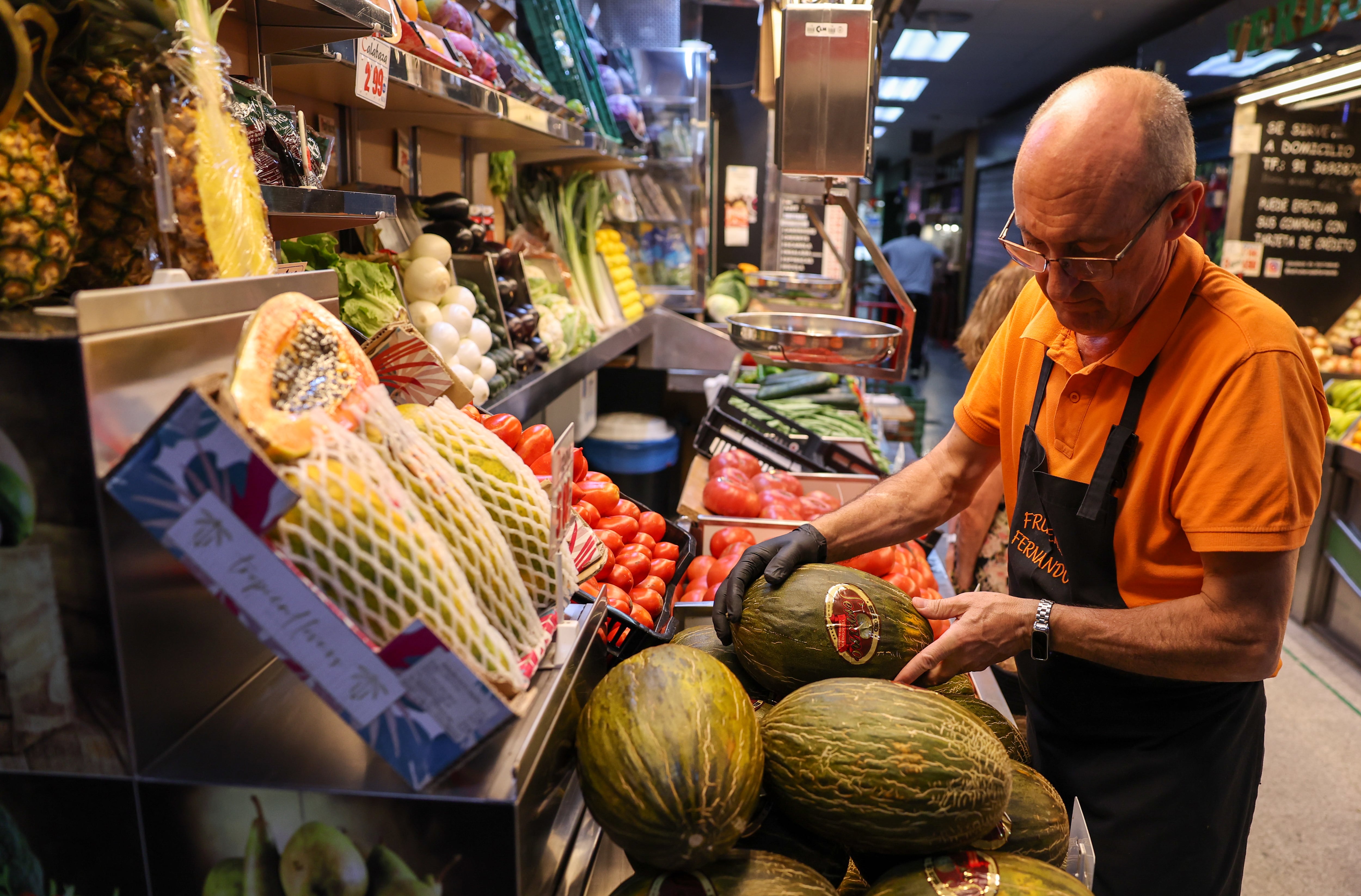 Melones en el puesto de la frutería Fernando, en el madrileño Mercado de Antón Martín.