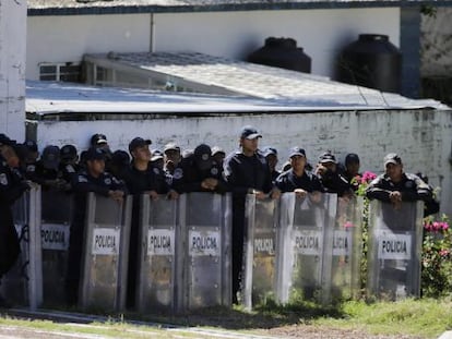 Un grup de policies antiavalots esperen a Chilpancingo.