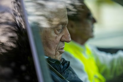 El rey emérito Juan Carlos I a su salida del aeropuerto de Vigo, este lunes.