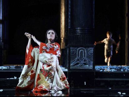 La soprano Ermonela Jaho, como Cio-Cio-San en el montaje de 'Madama Butterfly' en el Teatro Real.