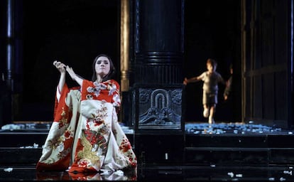 La soprano Ermonela Jaho, como Cio-Cio-San en el montaje de 'Madama Butterfly' en el Teatro Real.