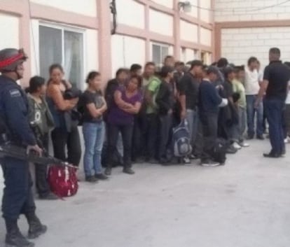Los 43 inmigrantes guatemaltecos descubiertos en el camión.