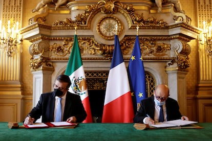 El ministro de Relaciones Exteriores de México, Marcelo Ebrard (izquierda), y el de Francia, Jean-Yves Le Drian, durante la firma del acuerdo en París este 1 de julio