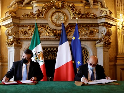 El ministro de Relaciones Exteriores de México, Marcelo Ebrard (izquierda), y el de Francia, Jean-Yves Le Drian, durante la firma del acuerdo en París este 1 de julio.