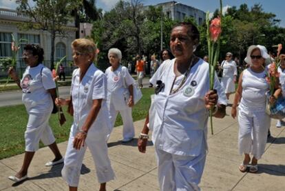 Reina Luisa Tamayo, madre del disidente Orlando Zapata, con las Damas de Blanco